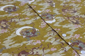 画像2: 鯉口シャツ【和のイベント屋謹製】濃カラシ系風神雷神+桜 (2)