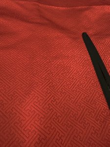 画像2: 陣羽織 簡易陣羽織をお値段以上の高級陣羽織に格上げした、お祭り天国製品 赤生地 紗綾形地紋の高級見栄え (2)